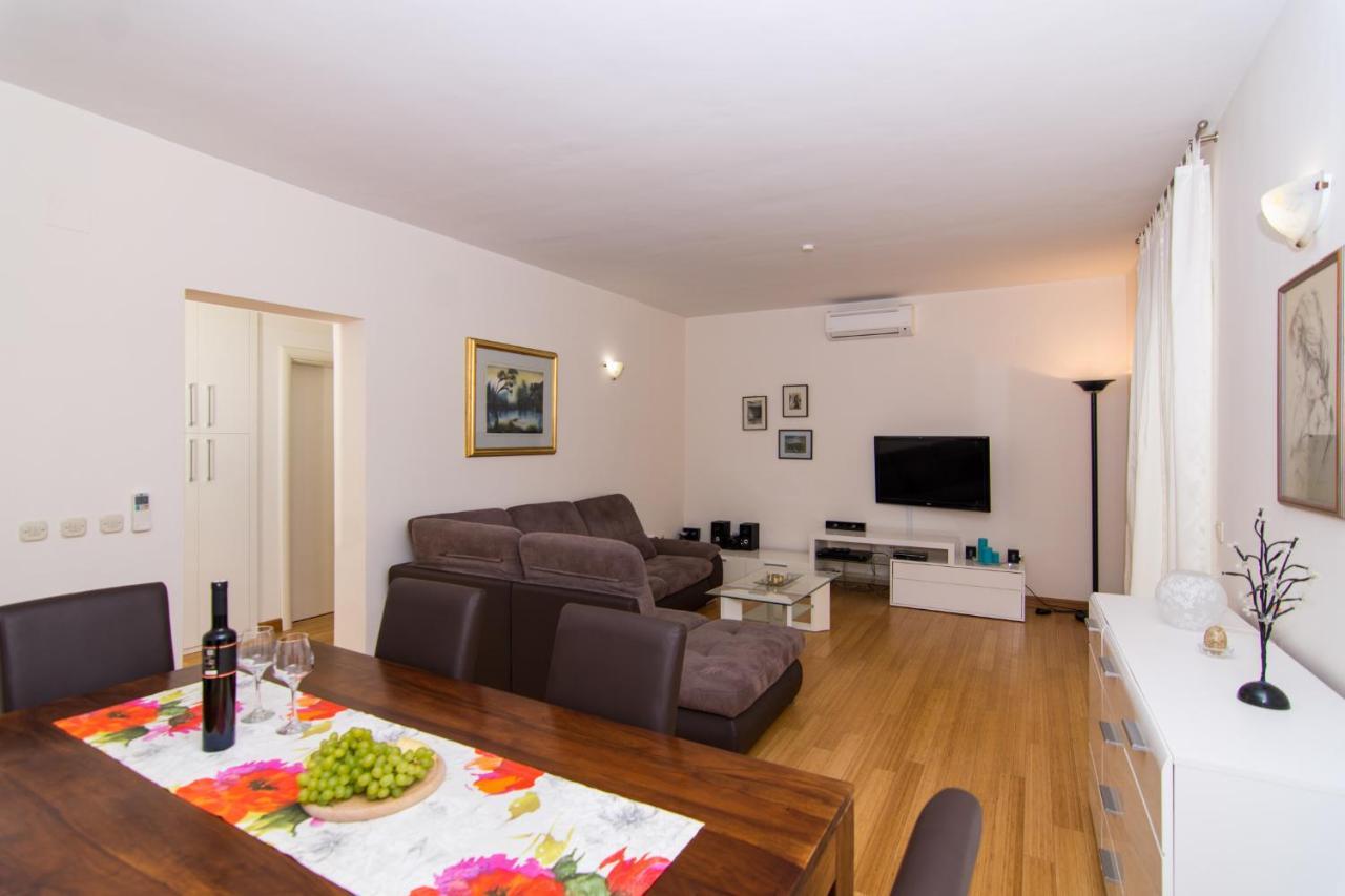 Villa Relax - Beautiful Apartment With Heated Saltwater Pool & Jacuzzi Kastela Exterior photo